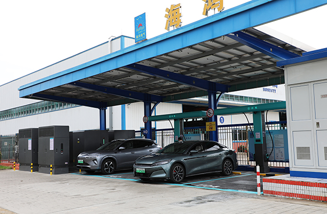 比亚迪闪充加持海鸿集成一体式智能光储快/超充站（敞开站）